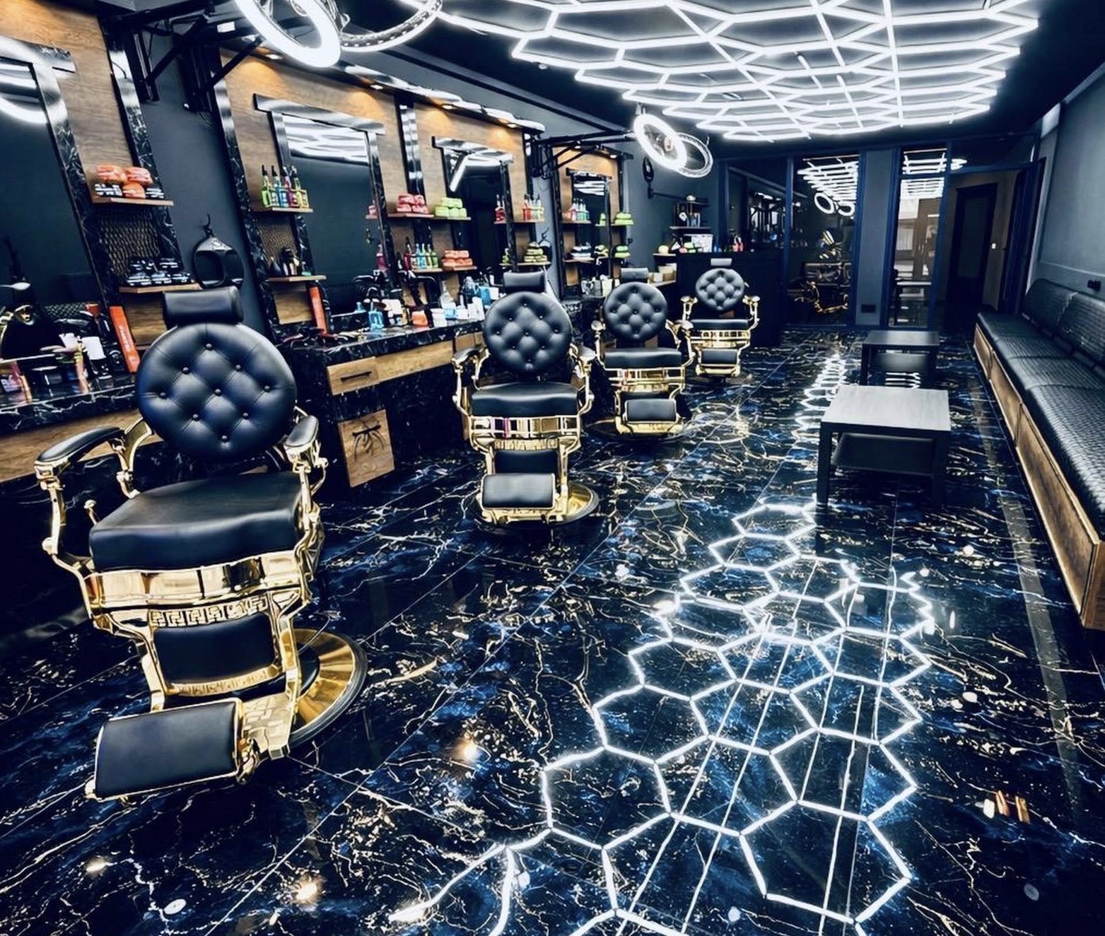 Interieur van Tiger Barbershop Heerlen met gouden barberstoelen